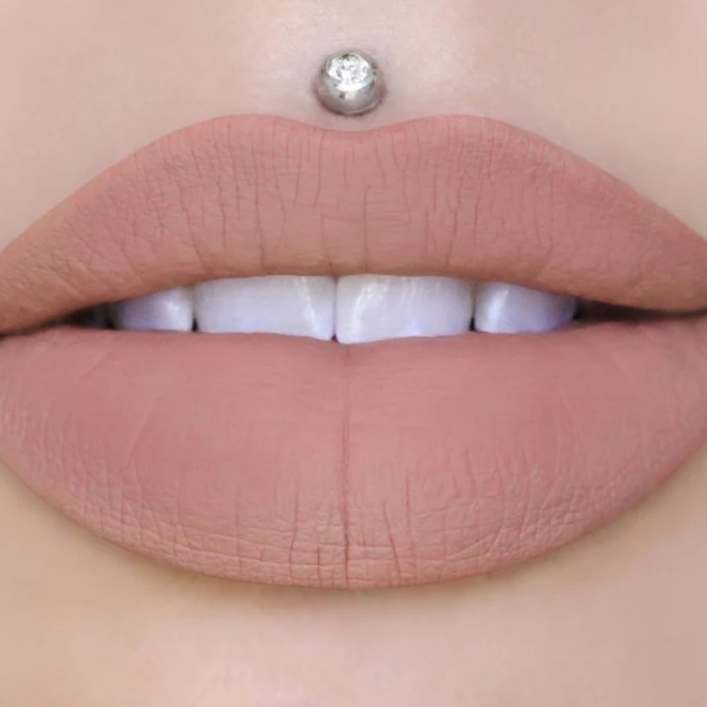Jeffree Star Velour Liquid Lipstick Mannequin